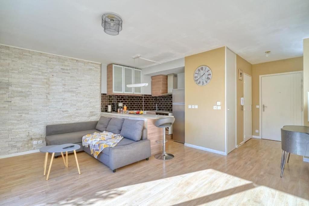Charmant Studio Avec Terrasse Et Parking Корбей-Эссон Экстерьер фото